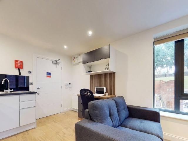 Studio for rent in Hyde Park, West Yorkshire