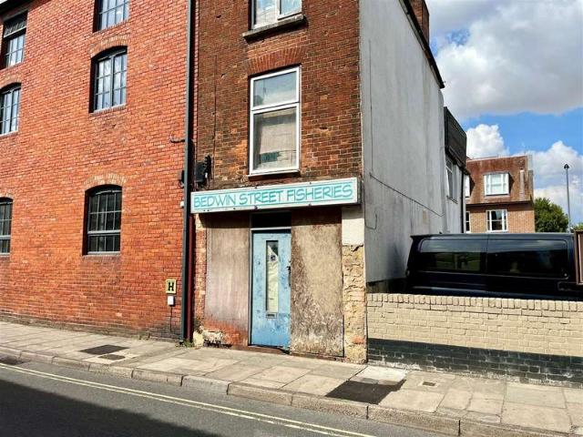 Flat for sale in Wyndham Park, Salisbury