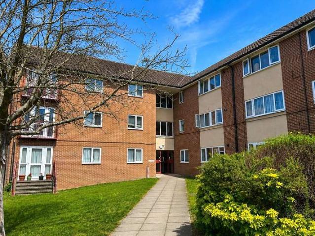 Flat for sale in Woking, Surrey