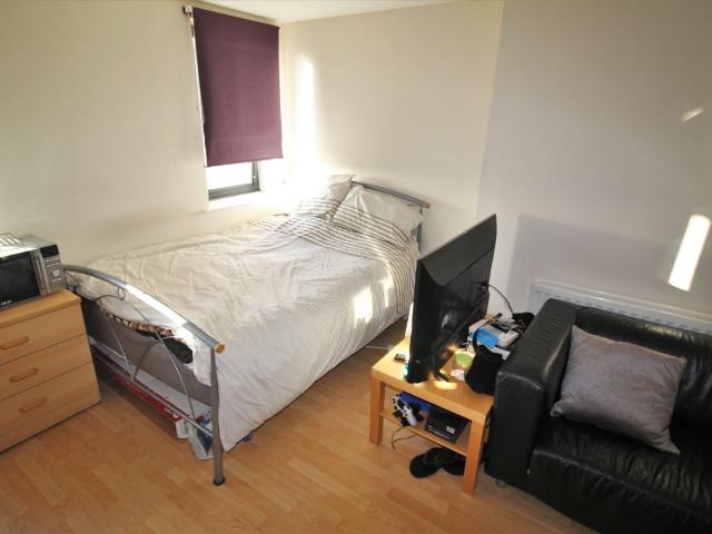 Studio for rent in Hyde Park, West Yorkshire