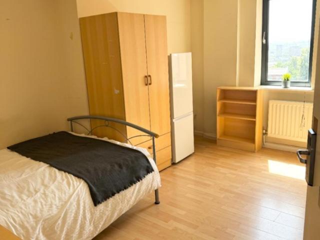 Studio for rent in Hyde Park, West Yorkshire