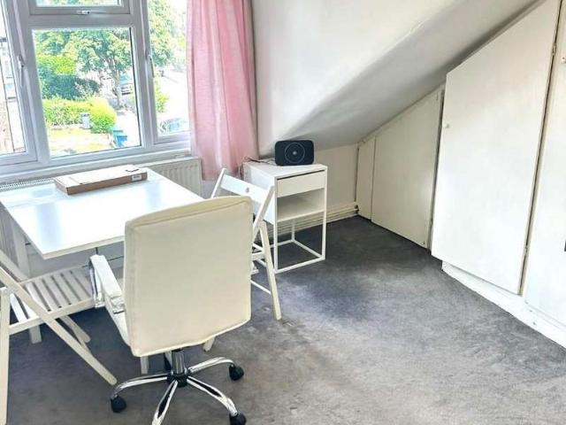 Flat for rent in Finchley, Church End