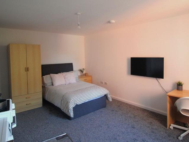 Studio for rent in Hyde Park, West Yorkshire