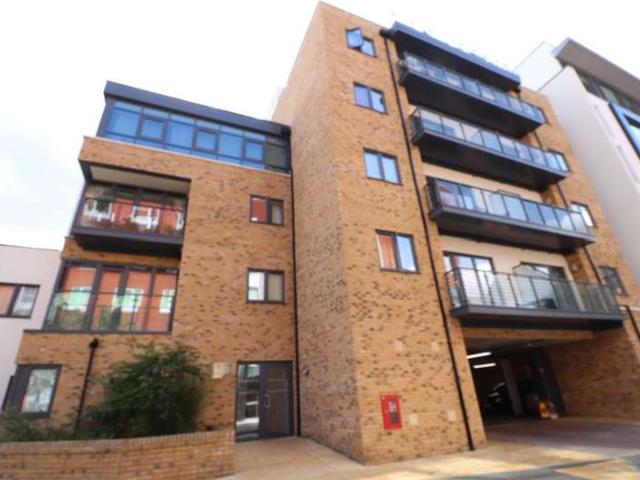 Flat for sale in North Watford, Hertfordshire