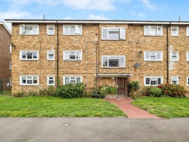 Flat for sale in Rush Green, Greater London