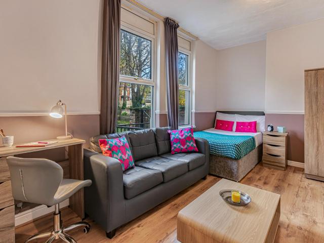 Studio for rent in Burley, West Yorkshire