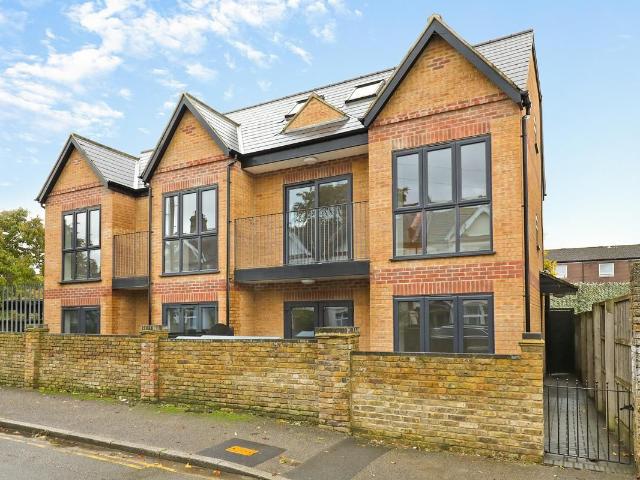 Apartment for rent in London Borough of Merton, Collier's Wood