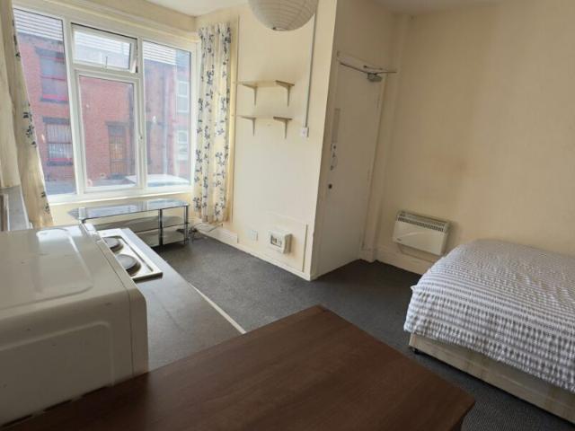Studio for rent in Wortley, West Yorkshire