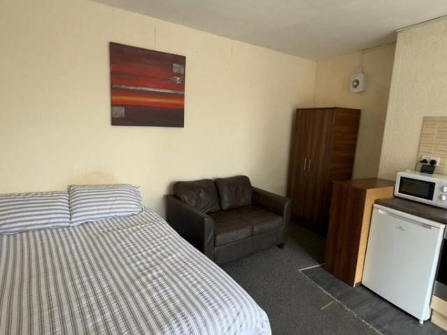Studio for rent in Armley, West Yorkshire
