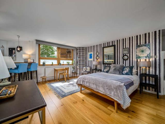 Flat for sale in Lot's Village, Greater London