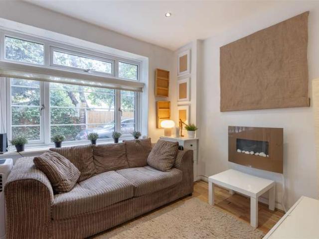 Flat for sale in London Borough of Merton, Raynes Park