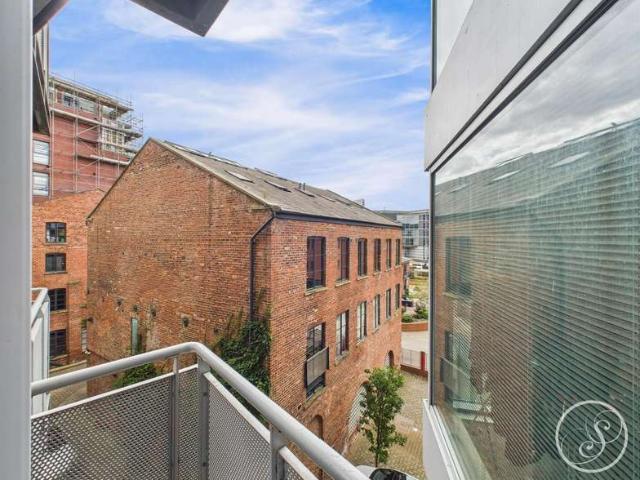 Flat for sale in Richmond Hill, West Yorkshire