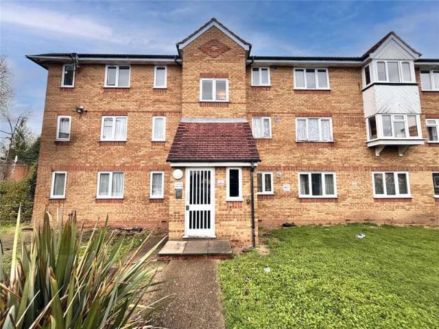 Flat for sale in London Borough of Hounslow, Greater London