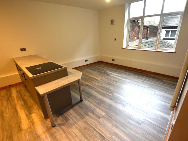 Apartment for rent in Moses Gate, Lee Bank