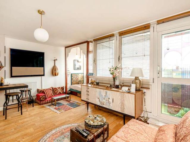 Flat for sale in North Kensington, Greater London