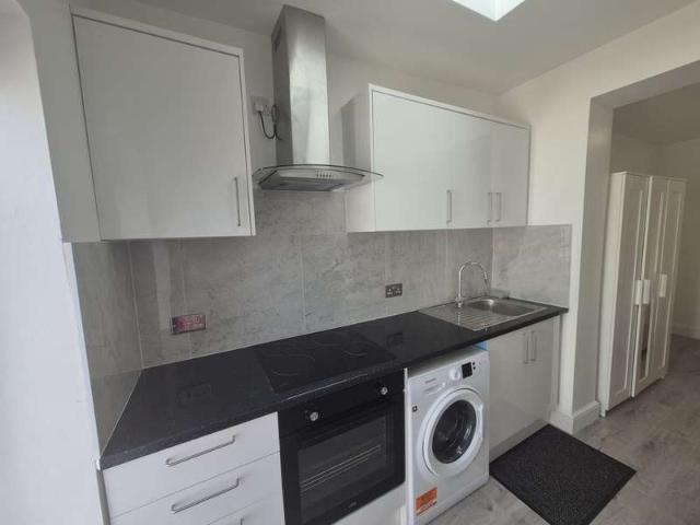 Flat for rent in Edgware, South Stanmore