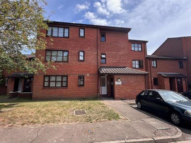Flat for sale in Cowley, Greater London