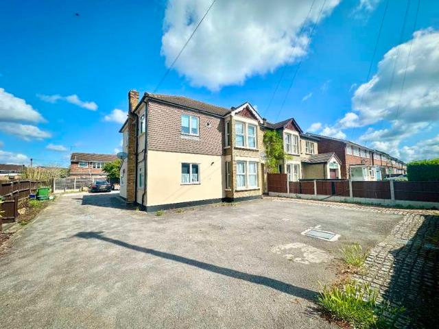 Flat for sale in Romford, Harold Wood