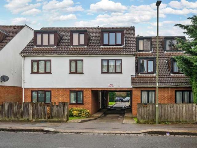 Flat for sale in New Barnet, Greater London
