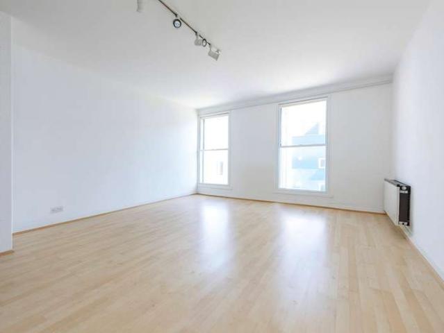 Flat for sale in Battersea, Greater London