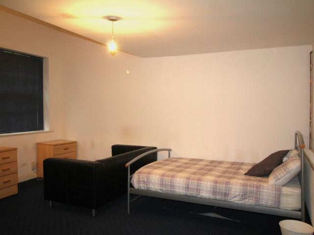 Studio for rent in Hyde Park, West Yorkshire