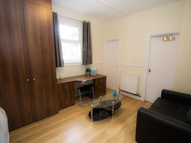 Studio for rent in Hyde Park, West Yorkshire