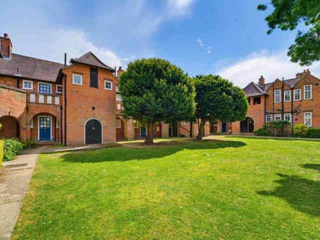 Flat for sale in London Borough of Ealing, Perivale