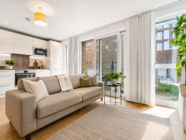 Flat for sale in Bromley-by-Bow, Bow