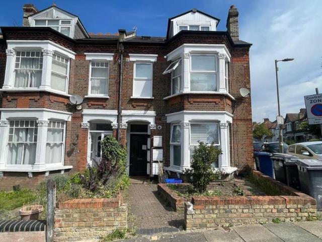 Flat for rent in Church End, Greater London