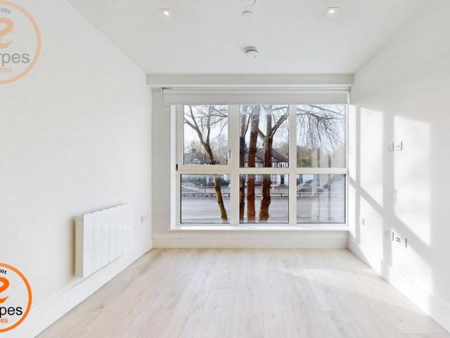 Apartment for rent in London Borough of Merton, Raynes Park