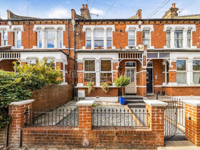 Flat for sale in Bowes Park, Greater London