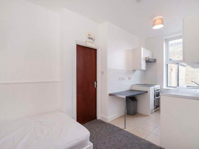 Flat for rent in Brondesbury, Greater London