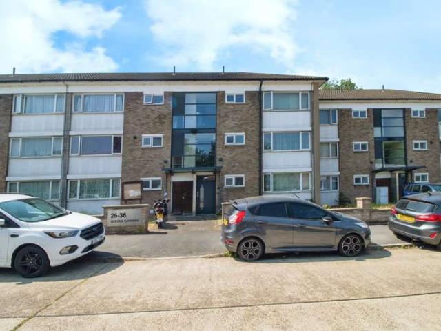 Flat for sale in Rainham, South Hornchurch