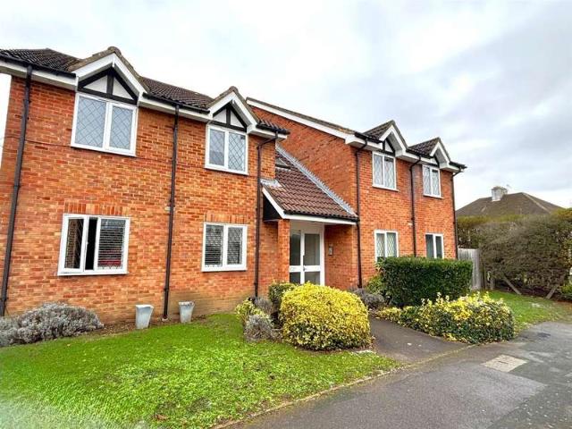 Flat for sale in Woking, Surrey