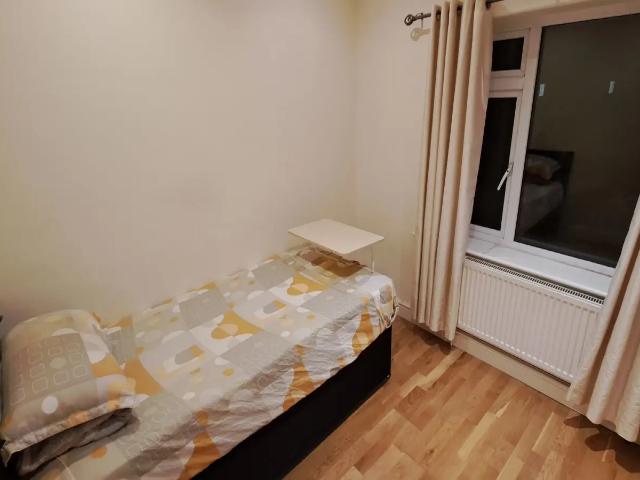 Flat for rent in Morden, Morden