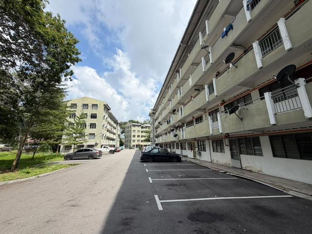 Flat for sale in Malaka