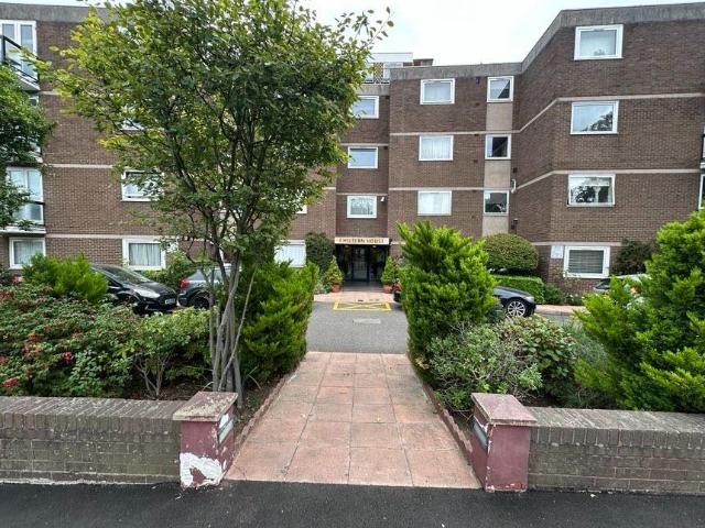 Apartment for rent in London Borough of Ealing, Park Royal