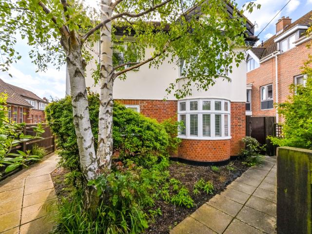 Apartment for rent in Long Ditton, Surrey