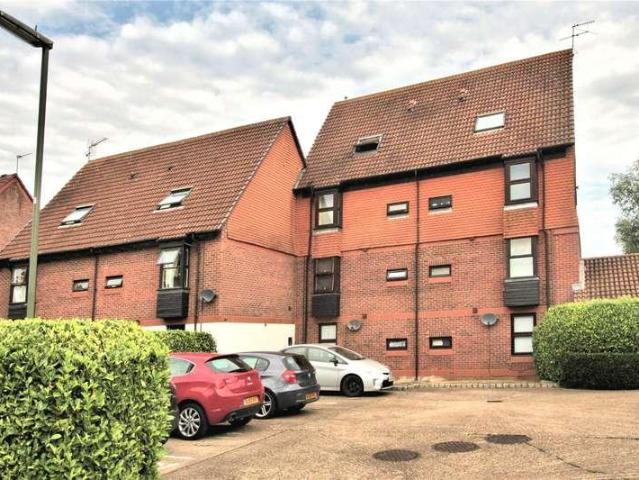 Flat for sale in Woking, Surrey