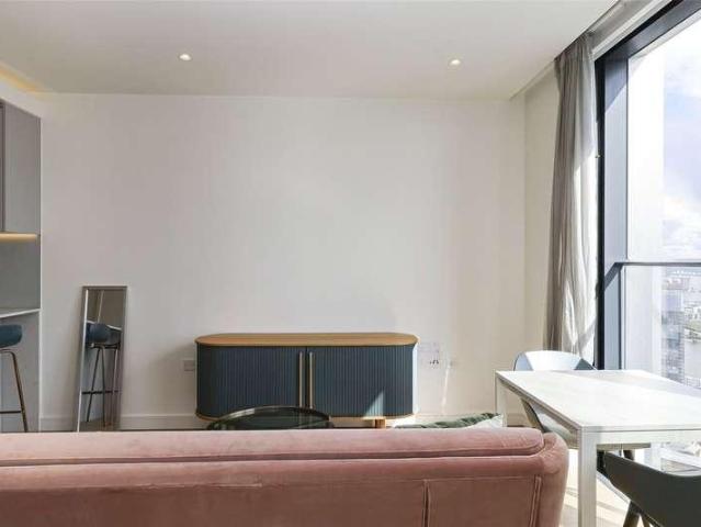 Flat for sale in Isle Of Dogs, Greater London