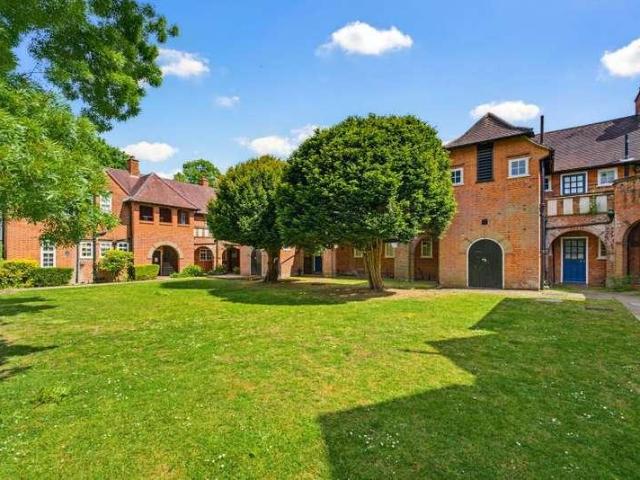 Flat for sale in London Borough of Ealing, Perivale