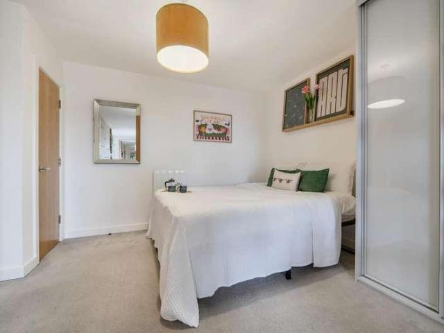 Flat for sale in Whetstone, Greater London