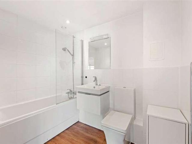Flat for sale in Islington, Greater London