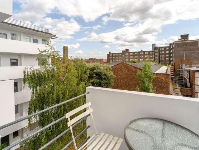 Flat for sale in Streatham Hill, Greater London