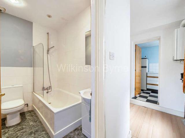 Flat for sale in Bowes Park, Greater London