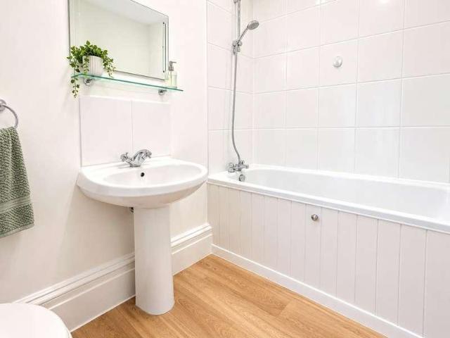 Flat for sale in Holloway Hill, Waverley