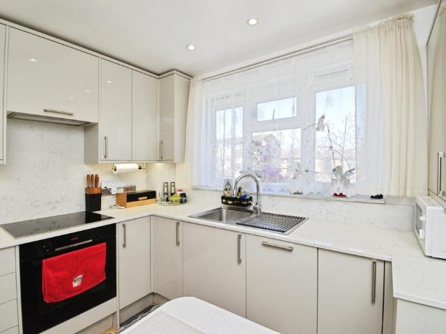Flat for sale in Silvertown, Greater London