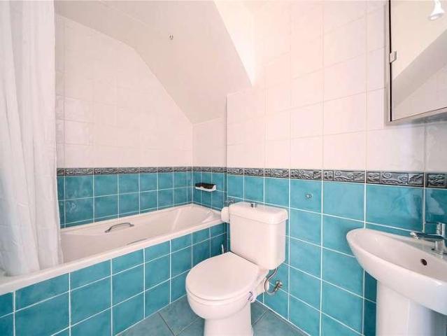 Flat for sale in London Borough of Ealing, Perivale