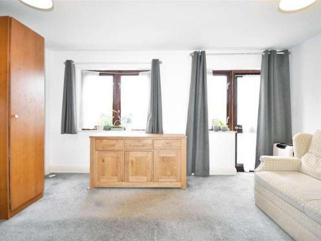 Flat for sale in London Borough of Hounslow, Greater London