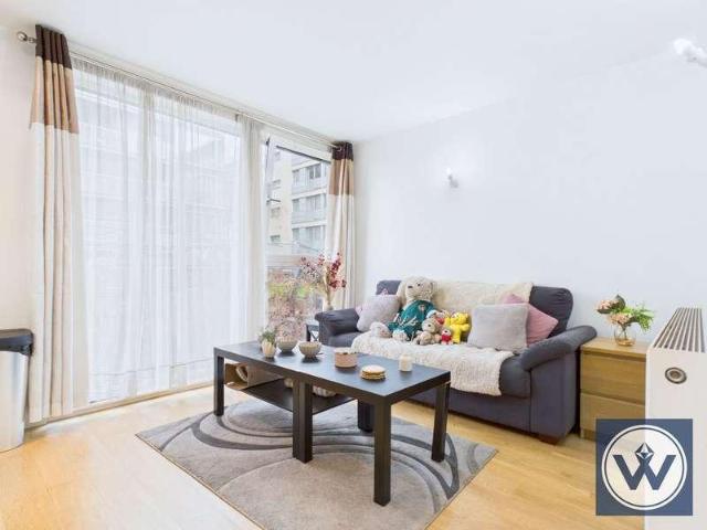 Flat for sale in Hayes, Greater London